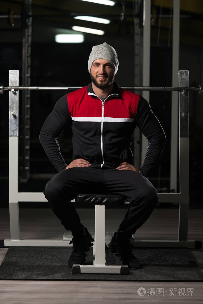 身体健壮的肌肉男人的肖像