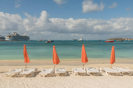 在热带海滩上五颜六色的雨伞