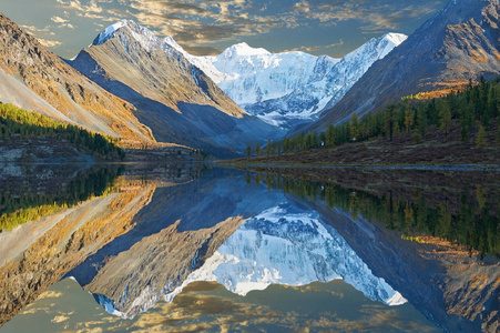 美丽的秋景，阿尔泰山俄罗斯