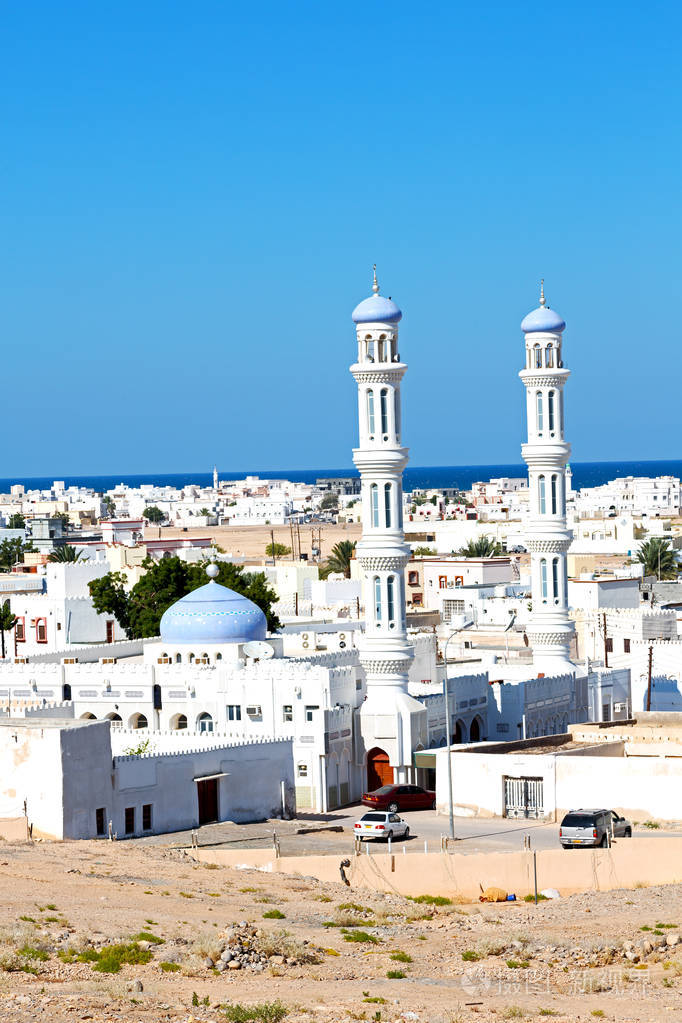 在阿曼马斯喀特古老的清真寺宣礼塔和宗教在晴朗的天空