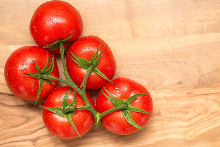 孤立在白色背景上的红色新鲜番茄