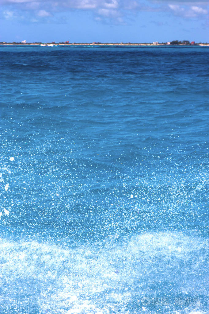 波浪蓝色泡沫海滴阳光明媚的天