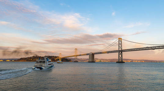 具有里程碑意义的旧金山海湾大桥