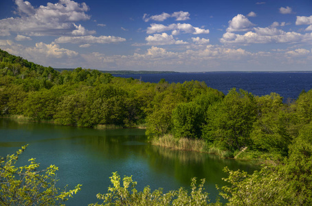 风景与绿色的湖和蓝色海
