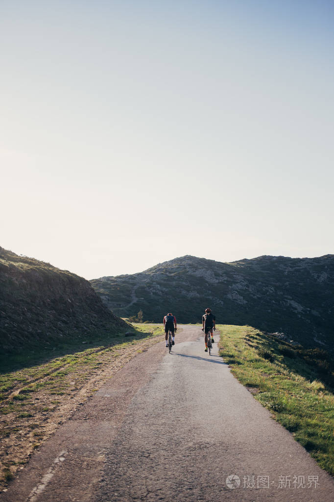 两个骑自行车的人骑走进距离