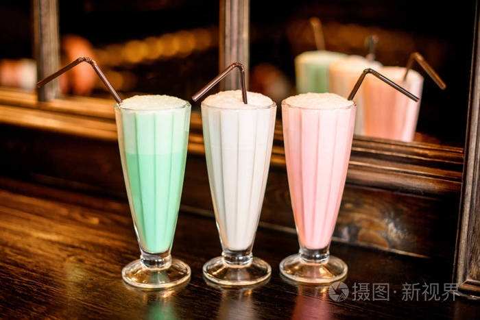 三种不同的彩色的奶昔