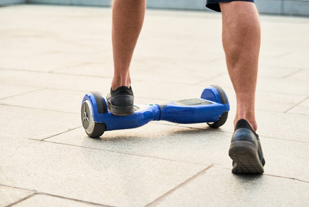 男的双腿和 gyroscooter