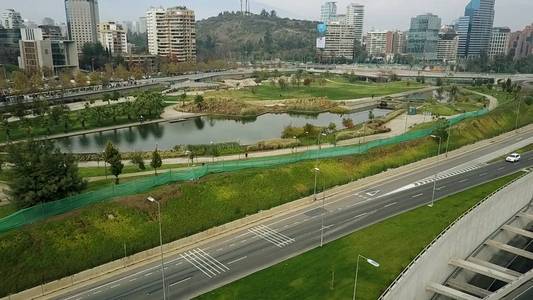 河流 桥梁 道路 城市和公园在圣地亚哥，智利的鸟瞰图