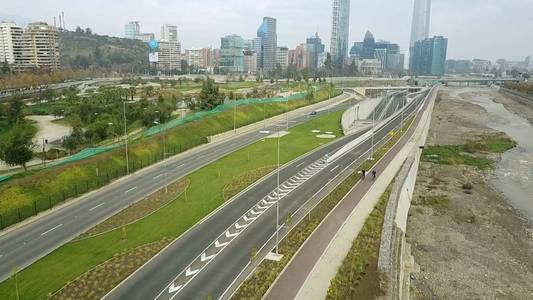 河流 桥梁 道路 城市和公园在圣地亚哥，智利的鸟瞰图