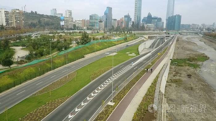 河流 桥梁 道路 城市和公园在圣地亚哥，智利的鸟瞰图