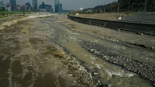 河流 桥梁 道路 城市和公园在圣地亚哥，智利的鸟瞰图