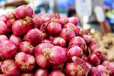 一堆新鲜的葱.亚洲红洋葱.香葱,hel 的好处照片