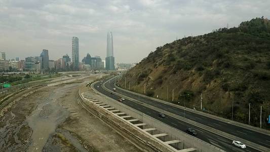 河流 桥梁 道路 城市和公园在圣地亚哥，智利的鸟瞰图