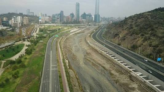 河流 桥梁 道路 城市和公园在圣地亚哥，智利的鸟瞰图