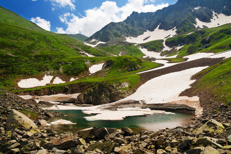 高地的高加索山湖