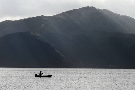 在箱根离职后湖钓鱼