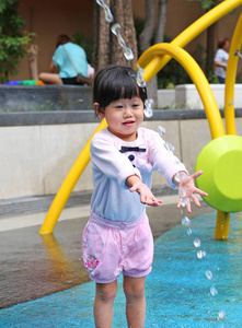 孩子玩玩水公园喷泉中的小女孩图片