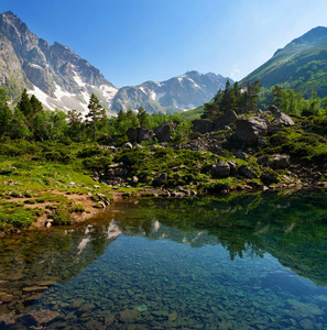 高地的高加索山湖