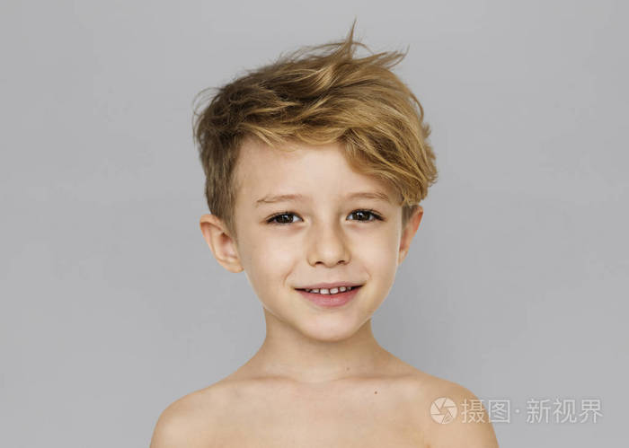 小男孩用赤裸的胸膛