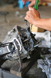 机修工修理摩托车的发动机图片
