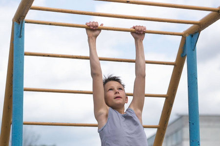 四个人吊单杠图片