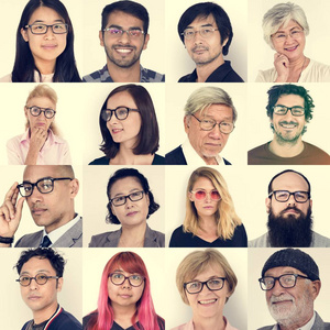 多样性的人戴着眼镜