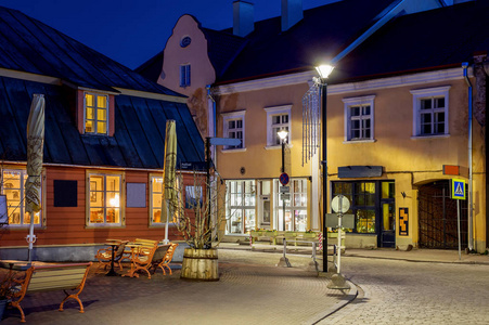 漂亮的中世纪街道 Haapsalu。晚上。在爱沙尼亚的主要历史景点。春暖花开的季节