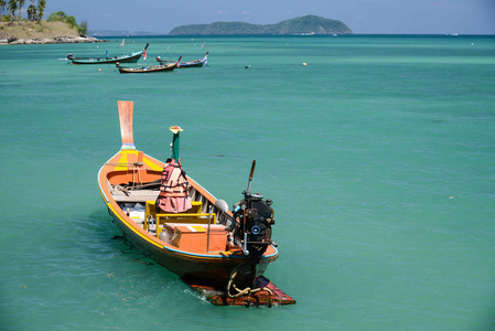 传统泰式长尾渔夫船在海滩上