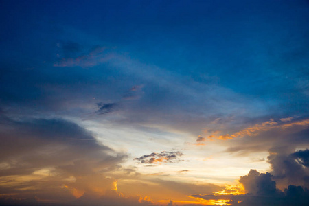 蓝色和橙色的夕阳的天空