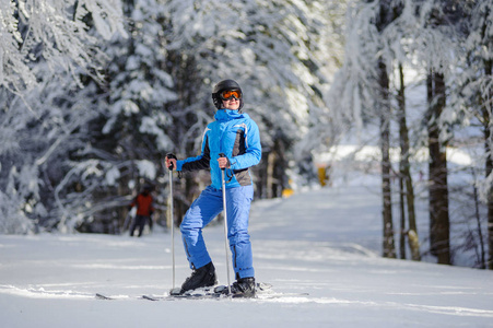 幸福的女人在森林里的滑雪斜坡上滑雪