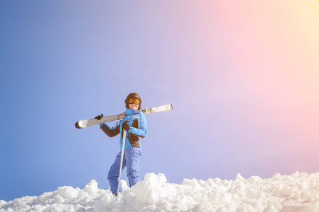 女子滑雪运动员在蓝天衬托下山脉