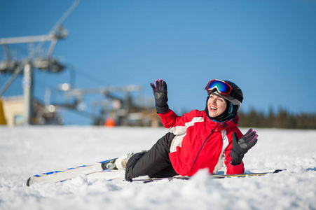 女子滑雪运动员与维纳度假村在晴朗的一天滑雪