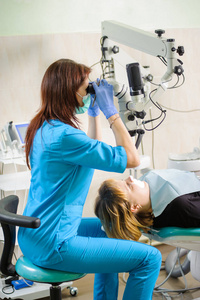 女牙医工作用显微镜在现代牙医诊所