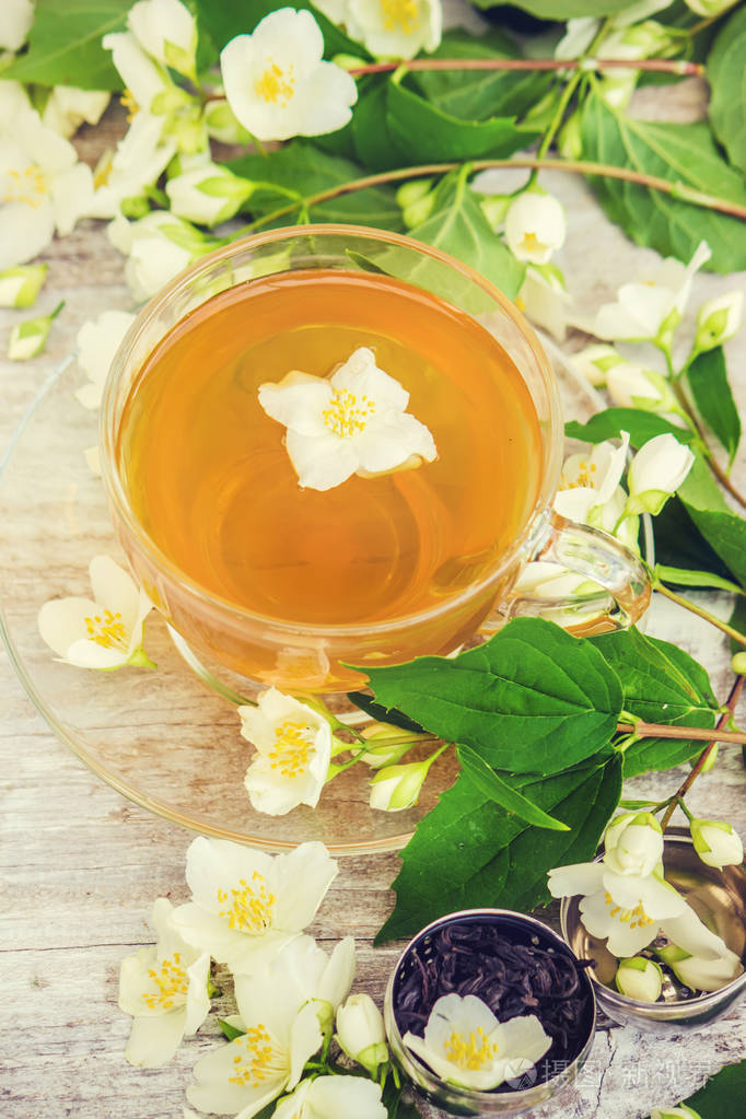 一杯凉茶用茉莉花选择性的焦点