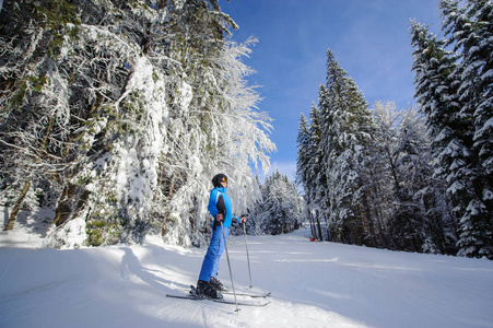 幸福的女人在森林里的滑雪斜坡上滑雪