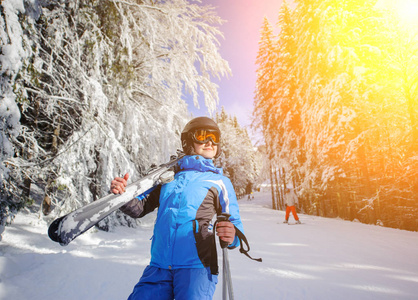 在阳光明媚的一天滑雪斜坡上女滑雪者