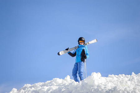 女子滑雪运动员在山顶上。冬季体育概念