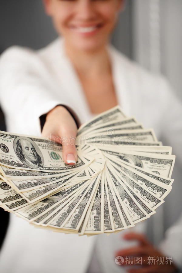 一个手里拿着美元的年轻女子被白人隔离