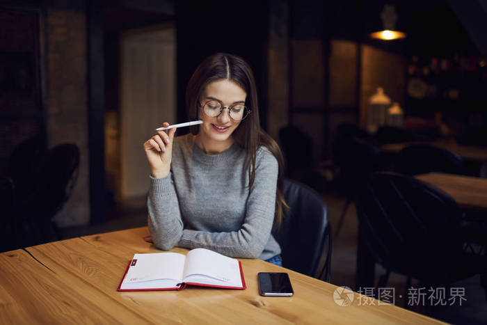 女人读有趣的信息