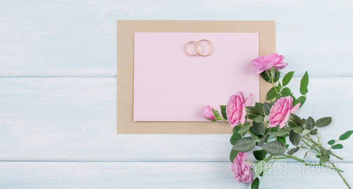 粉红玫瑰和与纸质贺卡婚礼新娘戒指