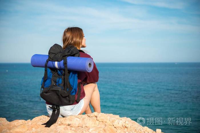 背包客美女望着大海