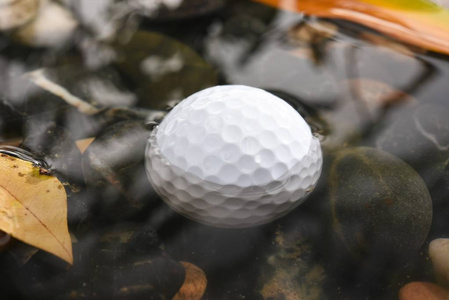 高尔夫球场球在水中