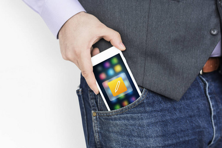 口袋故事将智能手机放入口袋里的商人照片