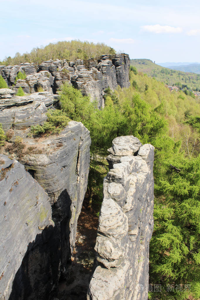 岩石山在莎与蓝蓝的天空捷克的景观