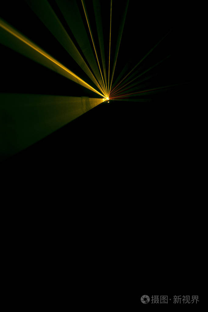 激光光束倾斜在黑色背景上的橙色