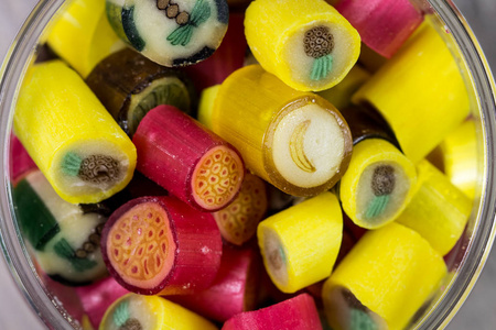 很多打开的玻璃罐子特写的甜蜜糖果色彩