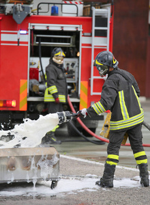 消防训练和灭火泡沫与卡车