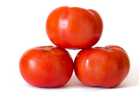 在白色背景上隔离桩三红番茄图片
