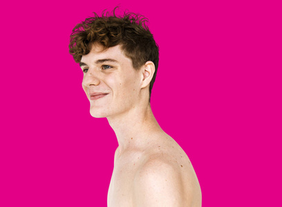 光着膀子的成年男人微笑着照片