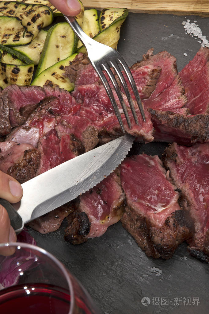 男人吃牛肉牛排